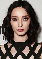 Emma Dumont desnuda