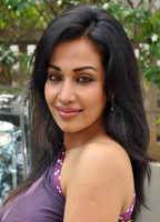 Asha Saini desnuda
