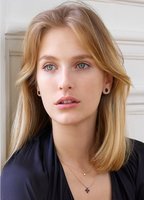 Camille Razat desnuda