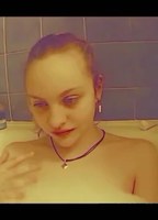 Isabelle Carlean-Jones desnuda