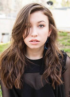 Katelyn Nacon desnuda