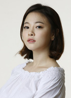 Min Ji-hyeon desnuda