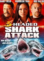 El ataque del tiburón de tres cabezas escenas nudistas