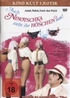 Auch Ninotschka zieht ihr Höschen aus escenas nudistas