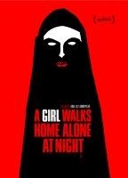 A Girl Walks Home Alone At Night 2014 película escenas de desnudos