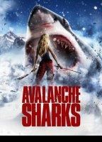 Avalanche Sharks 2013 película escenas de desnudos