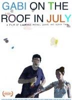 Gabi on the Roof in July escenas nudistas