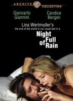 La fine del mondo nel nostro solito letto in una notte piena di pioggia (1978) Escenas Nudistas