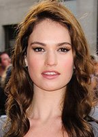 Lily James desnuda