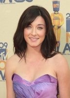 Margo Harshman desnuda