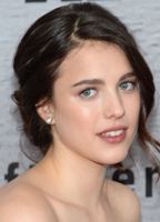 Margaret Qualley desnuda