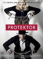 Protektor (2009) Escenas Nudistas