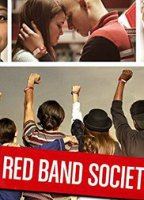 Red Band Society 2014 película escenas de desnudos