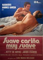 Suave, cariño, muy suave (1978) Escenas Nudistas