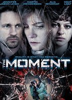 The Moment (2013) Escenas Nudistas