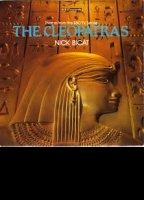 The Cleopatras (1983) Escenas Nudistas