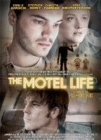 The Motel Life (2012) Escenas Nudistas