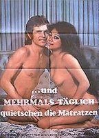 Und mehrmals täglich quietschen die Matratzen (1973) Escenas Nudistas