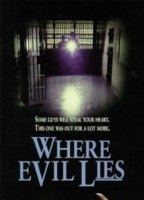 Where Evil Lies (1995) Escenas Nudistas