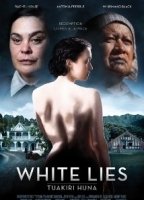 White Lies escenas nudistas