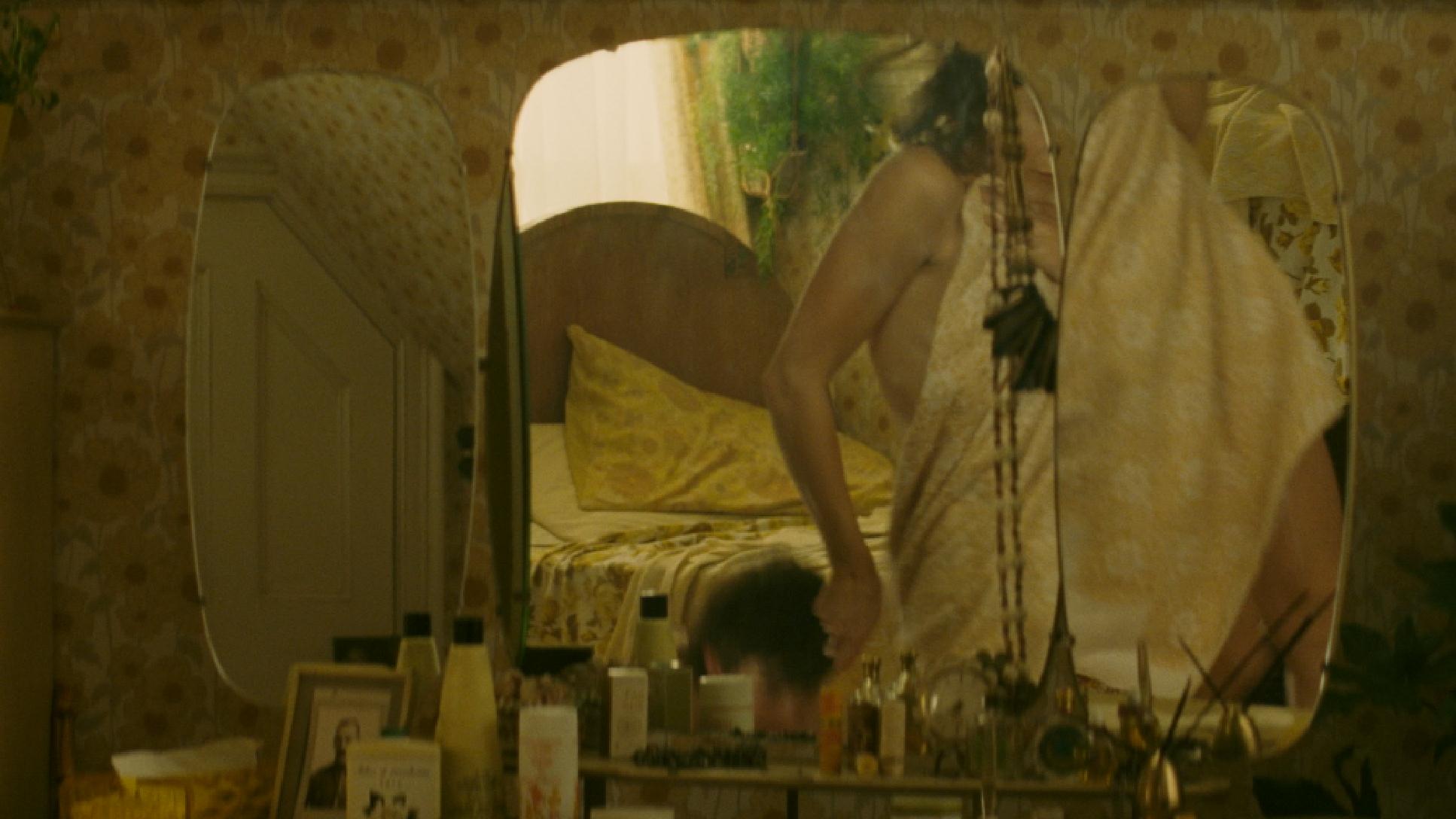 Elaine Cassidy nude pics.