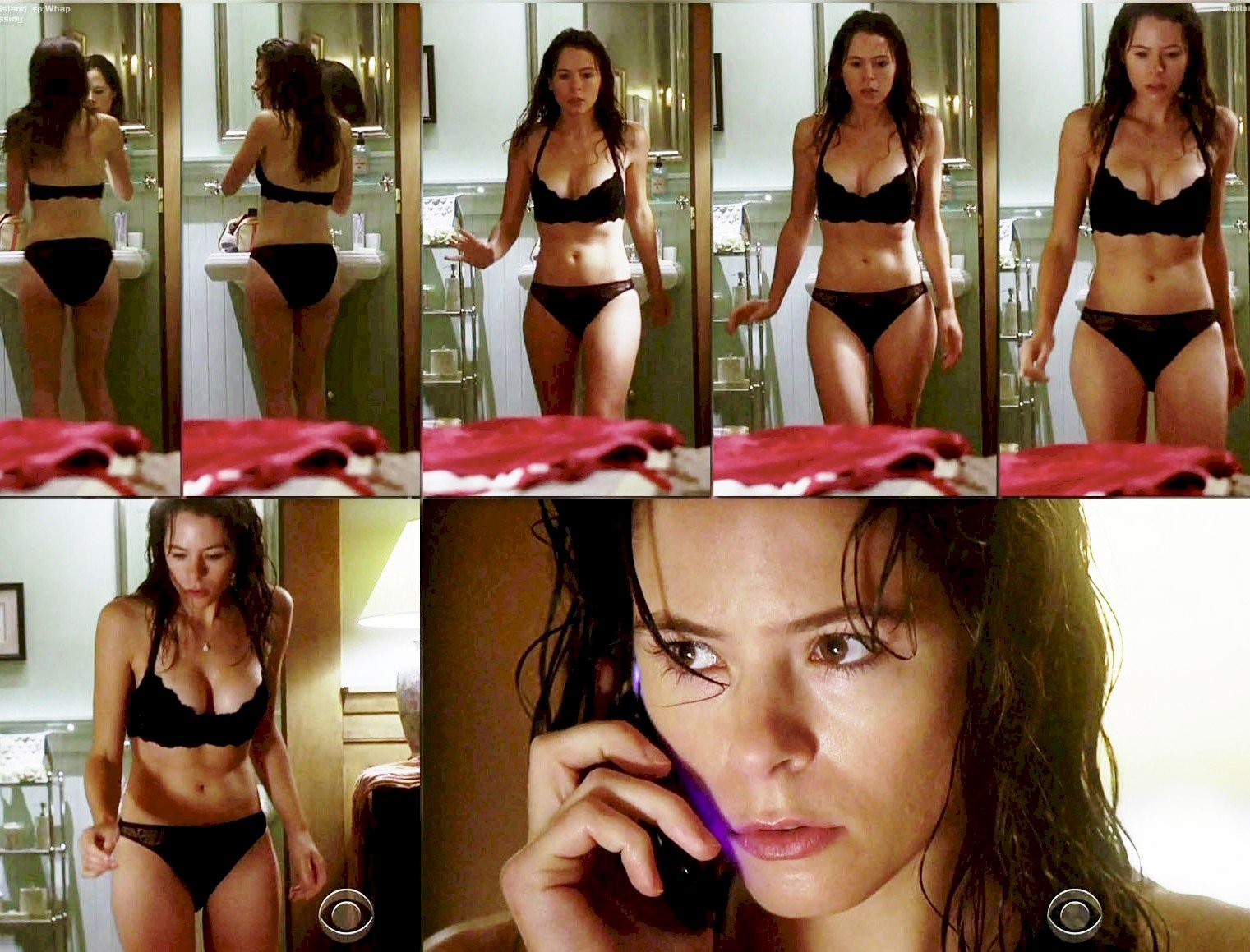 Elaine Cassidy nude pics.