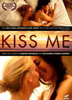 Kiss Me (2014) Escenas Nudistas