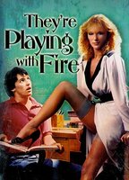 Jugando con fuego (1984) Escenas Nudistas