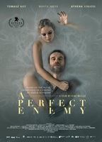 A Perfect Enemy 2020 película escenas de desnudos