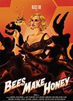 Bees Make Honey (2017) Escenas Nudistas