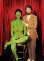 Being Green (2011) Escenas Nudistas