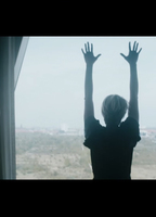 Between The Walls (music video) (2012) Escenas Nudistas