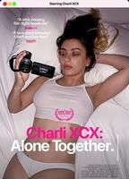 Charli XCX: Alone Together 2021 película escenas de desnudos