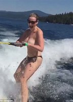 Chelsea Handler Waterskiing Video (2015) Escenas Nudistas