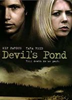 Devil's Pond (2003) Escenas Nudistas