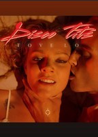 Disco Tits (2017) Escenas Nudistas