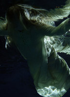 Engel unter Wasser (2015) Escenas Nudistas