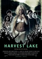 Harvest Lake (2016) Escenas Nudistas
