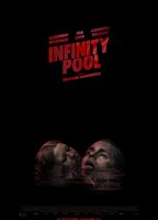 Infinity Pool 2023 película escenas de desnudos