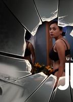 Julie (2019-presente) Escenas Nudistas