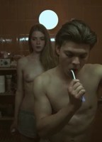 Kysset (2015) Escenas Nudistas