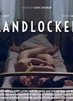 Landlocked 2018 película escenas de desnudos