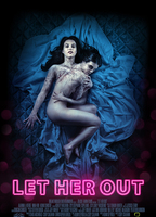 Let Her Out (2016) Escenas Nudistas