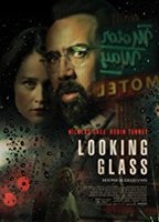 Looking Glass (2018) Escenas Nudistas
