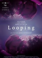 Looping (2016) Escenas Nudistas