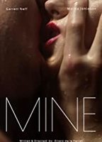 Mine (2013) Escenas Nudistas