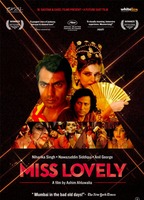 Miss Lovely (2012) Escenas Nudistas