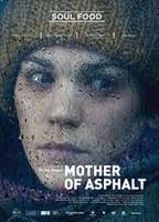 Mother of Asphalt (2010) Escenas Nudistas