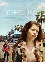 Mother's Day (2014) Escenas Nudistas