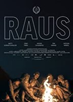 Raus  (2018) Escenas Nudistas